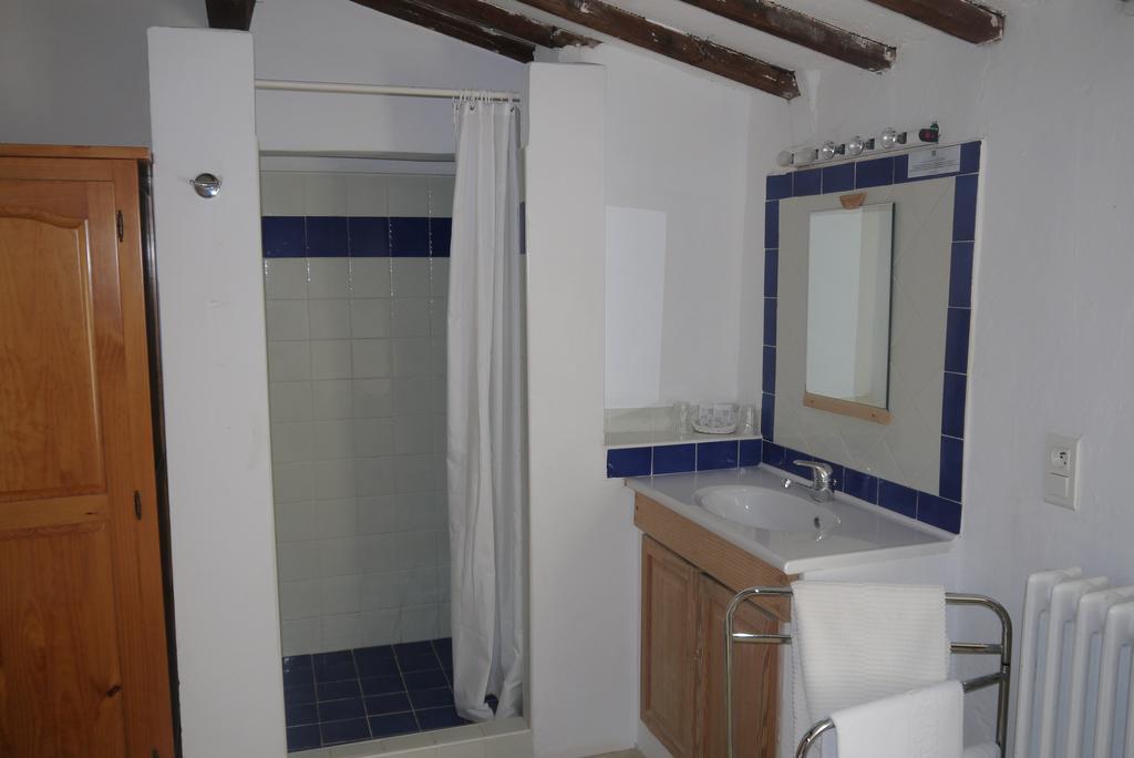 Auberge Des Seguins Buoux Habitación foto